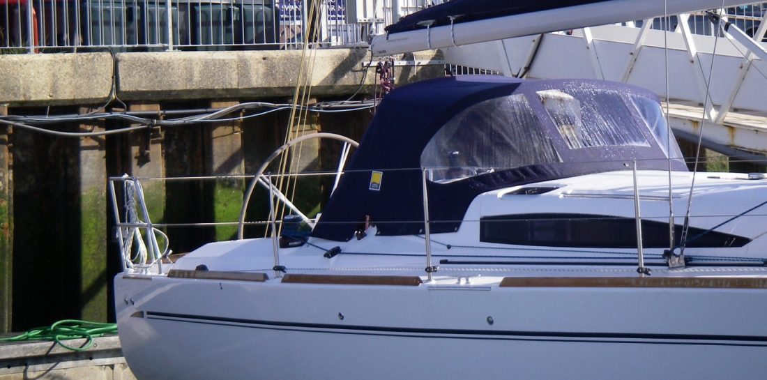 Elan 340 Sprayhood (3)
