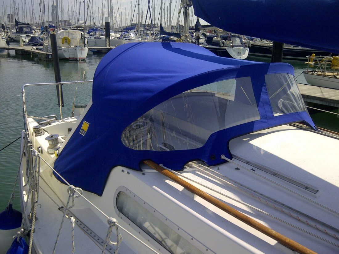 Sadler 26 Sprayhood (1)
